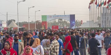 বাণিজ্যমেলায় ছুটির দিনে উপচে পড়া ভিড়