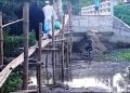 ব্রিজে উঠতে হয় বাঁশের সাঁকো দিয়ে