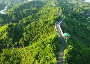সড়কে চলতে চলতে দেখা মিলবে পাহাড় আর মেঘের ভেলা