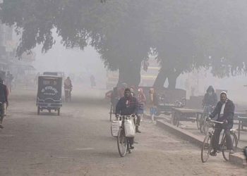 ঘন কুয়াশা আর কনকনে ঠান্ডায় বিপর্যস্ত