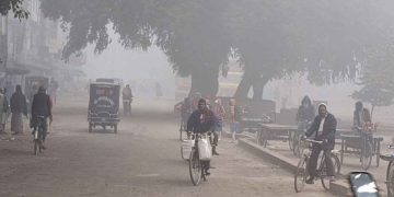 ঘন কুয়াশা আর কনকনে ঠান্ডায় বিপর্যস্ত