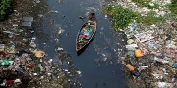 প্লাস্টিক পলিথিনে নদীর মরণদশা