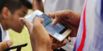 শিক্ষার্থীরা যেভাবে মোবাইলে আসক্ত