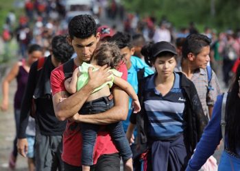 অভিবাসীদের মাথায় হাত