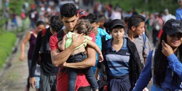 অভিবাসীদের মাথায় হাত