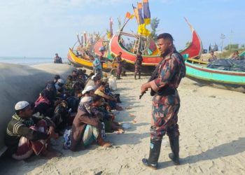 কাঠের নৌকায় টেকনাফে অনুপ্রবেশ