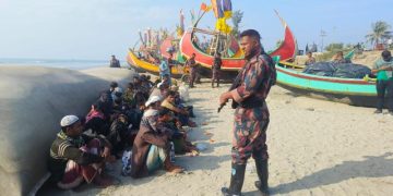 কাঠের নৌকায় টেকনাফে অনুপ্রবেশ