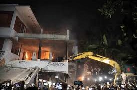 ৩২ নম্বরের বাড়ি ভাঙা চলছে