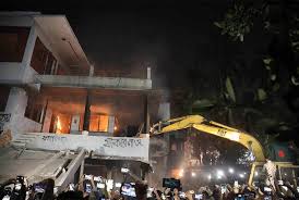 ৩২ নম্বরের বাড়ি ভাঙা চলছে