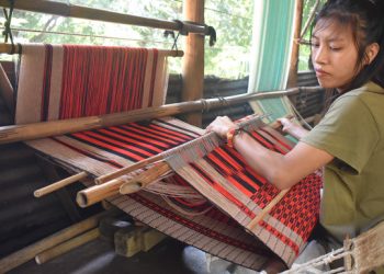 ছন্দে ফিরছে বম নারীদের তাঁত