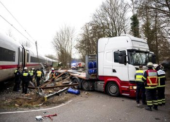 জার্মানিতে ট্রেন-লরি সংঘর্ষ