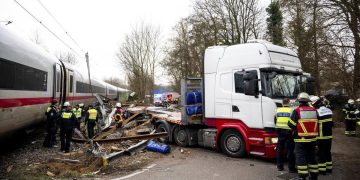 জার্মানিতে ট্রেন-লরি সংঘর্ষ