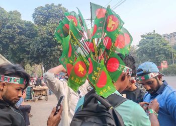 আব্দুল কাদির ৩০ বছর ধরে পতাকা বিক্রি করেন