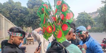 আব্দুল কাদির ৩০ বছর ধরে পতাকা বিক্রি করেন