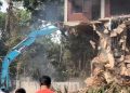 গুঁড়িয়ে দেওয়া হলো ৩২ নম্বরের বাড়ি