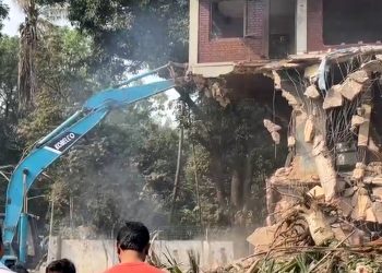 গুঁড়িয়ে দেওয়া হলো ৩২ নম্বরের বাড়ি
