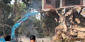 গুঁড়িয়ে দেওয়া হলো ৩২ নম্বরের বাড়ি