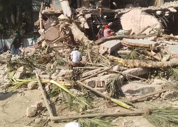 কেউ কাটছেন রড, কেউ নিয়ে যাচ্ছেন লোহালক্কড়