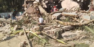 কেউ কাটছেন রড, কেউ নিয়ে যাচ্ছেন লোহালক্কড়