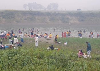 বংশাই নদীতে ডুবের মেলায় মানুষের ঢল