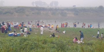 বংশাই নদীতে ডুবের মেলায় মানুষের ঢল