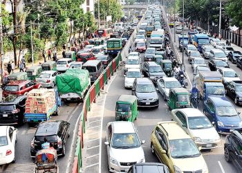 ঢাকার রাস্তায় ব্যক্তিগত গাড়ি ব্যবহারে রাশ টানার সুপারিশ