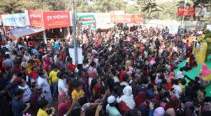 একুশের দিনে বই মেলায় মানুষের ঢল