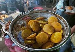 ছেলেকে নিয়ে পিঠা-পিঁয়াজির দোকান মায়ের