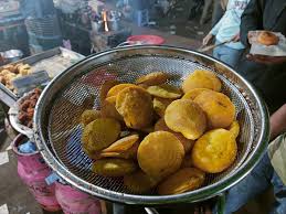 ছেলেকে নিয়ে পিঠা-পিঁয়াজির দোকান মায়ের