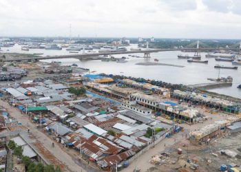 গ্রাস হচ্ছে কর্ণফুলী