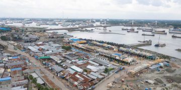 গ্রাস হচ্ছে কর্ণফুলী