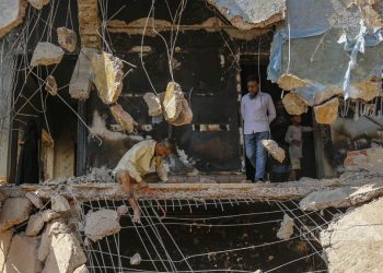 ৩২ নম্বর বাড়িতে লুটপাট চলছেই