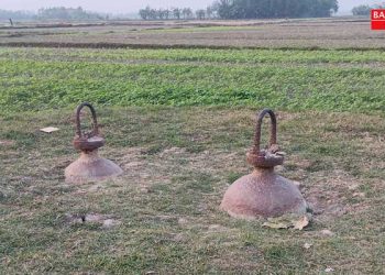 পরিত্যক্ত অবস্থায় পড়ে আছে লোহার দুটি ‘বয়া