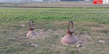 পরিত্যক্ত অবস্থায় পড়ে আছে লোহার দুটি ‘বয়া