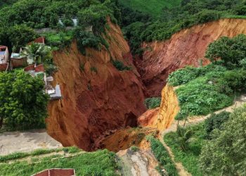 আমাজনে বিশাল গর্তের সৃষ্টি