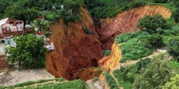 আমাজনে বিশাল গর্তের সৃষ্টি