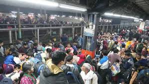 দিল্লি রেলস্টেশনে পদদলিত হয়ে ৪ শিশুসহ ১৮ জন নিহত