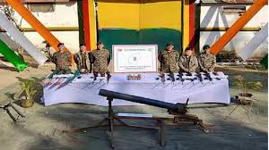 অস্ত্র সমর্পণ করছেন মণিপুরের বিদ্রোহীরা