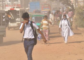 ঢাকার রাস্তায় ধুলা, বাড়ছে শিশুদের অসুস্থতা