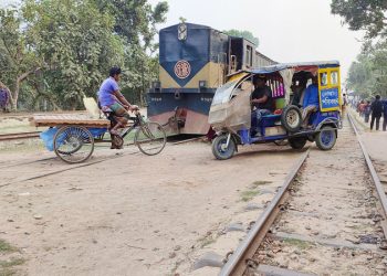 ৩৬০ লেভেল ক্রসিংয়ে নেই গেট নেই গেটম্যান