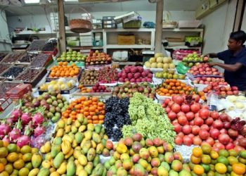 ফলের বাজারে আগুনের আঁচ