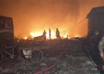 গাবতলীর শাহী মসজিদ বস্তিতে আগুন