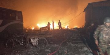 গাবতলীর শাহী মসজিদ বস্তিতে আগুন