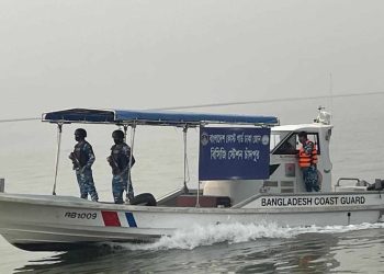 ভাসমান নৌযানে ‘পণ্যের গুদাম’, অভিযানে কোস্ট গার্ড