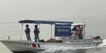 ভাসমান নৌযানে ‘পণ্যের গুদাম’, অভিযানে কোস্ট গার্ড