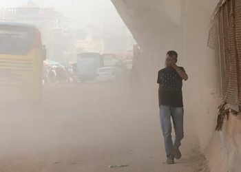 ছুটির দিনেও ‘অস্বাস্থ্যকর’ ঢাকার বাতাস