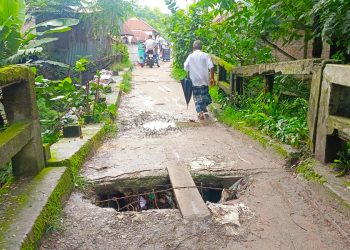 মিরসরাইয়ে ভাঙা সেতু দিয়ে এভাবেই ঝুঁকি নিয়ে চলাচল করে এলাকাবাসী