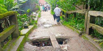 মিরসরাইয়ে ভাঙা সেতু দিয়ে এভাবেই ঝুঁকি নিয়ে চলাচল করে এলাকাবাসী