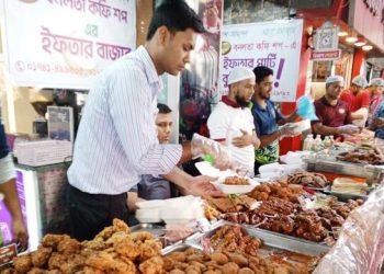 রাজধানীতে জমজমাট বাহারি ইফতারির বাজার