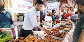 রাজধানীতে জমজমাট বাহারি ইফতারির বাজার